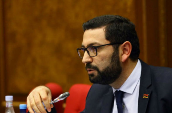 Պատգամավորն ըստ հայտարարագրի մեքենա չունի, բայց իրավապահներին հայտնել է, որ իր մեքենայից գողություն են արել